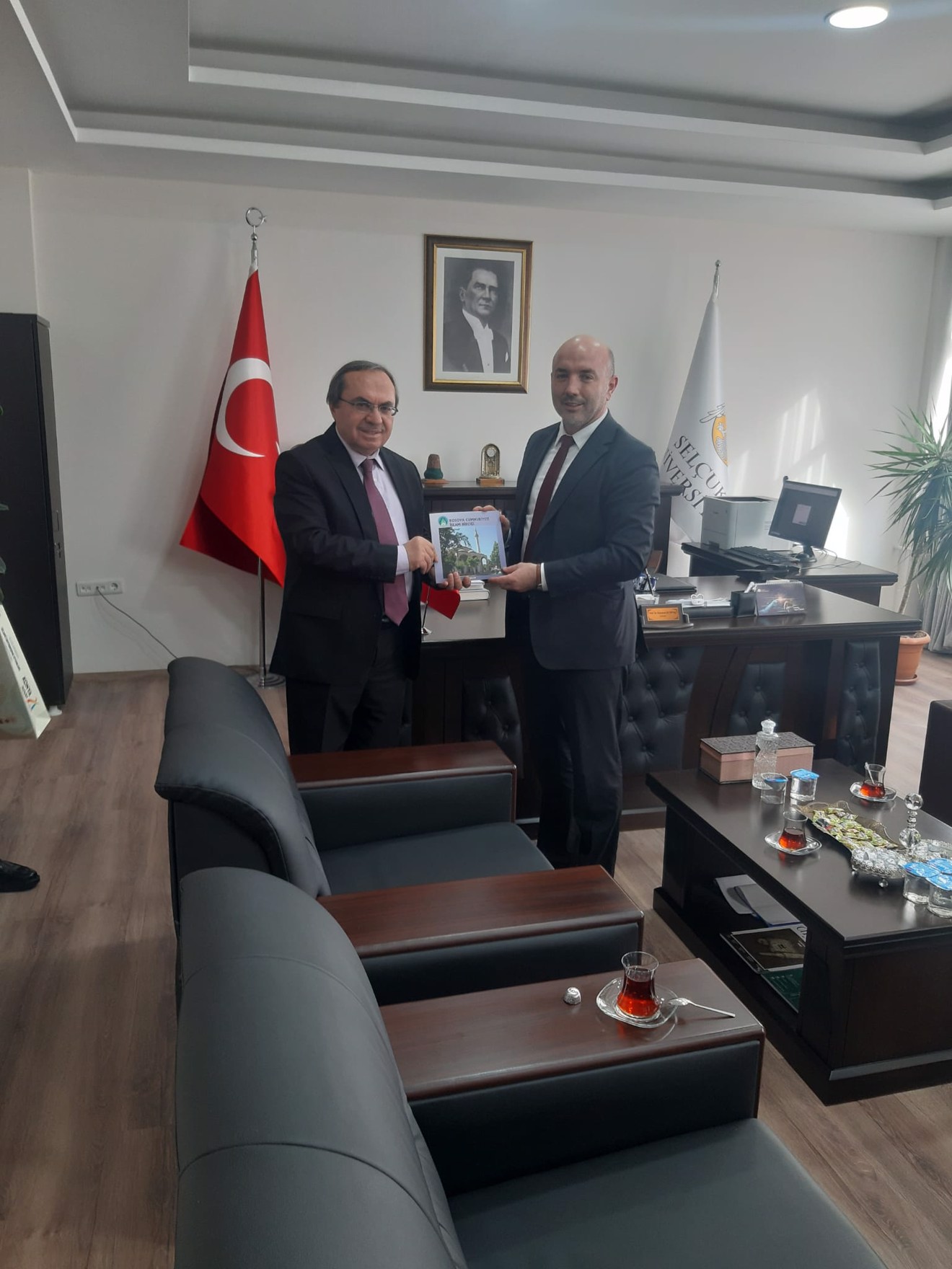 Priştine Üniversitesi İslami İlimler Fakültesi Dekanı Prof. Dr. İslam Hasani fakültemizi ziyaret etti.